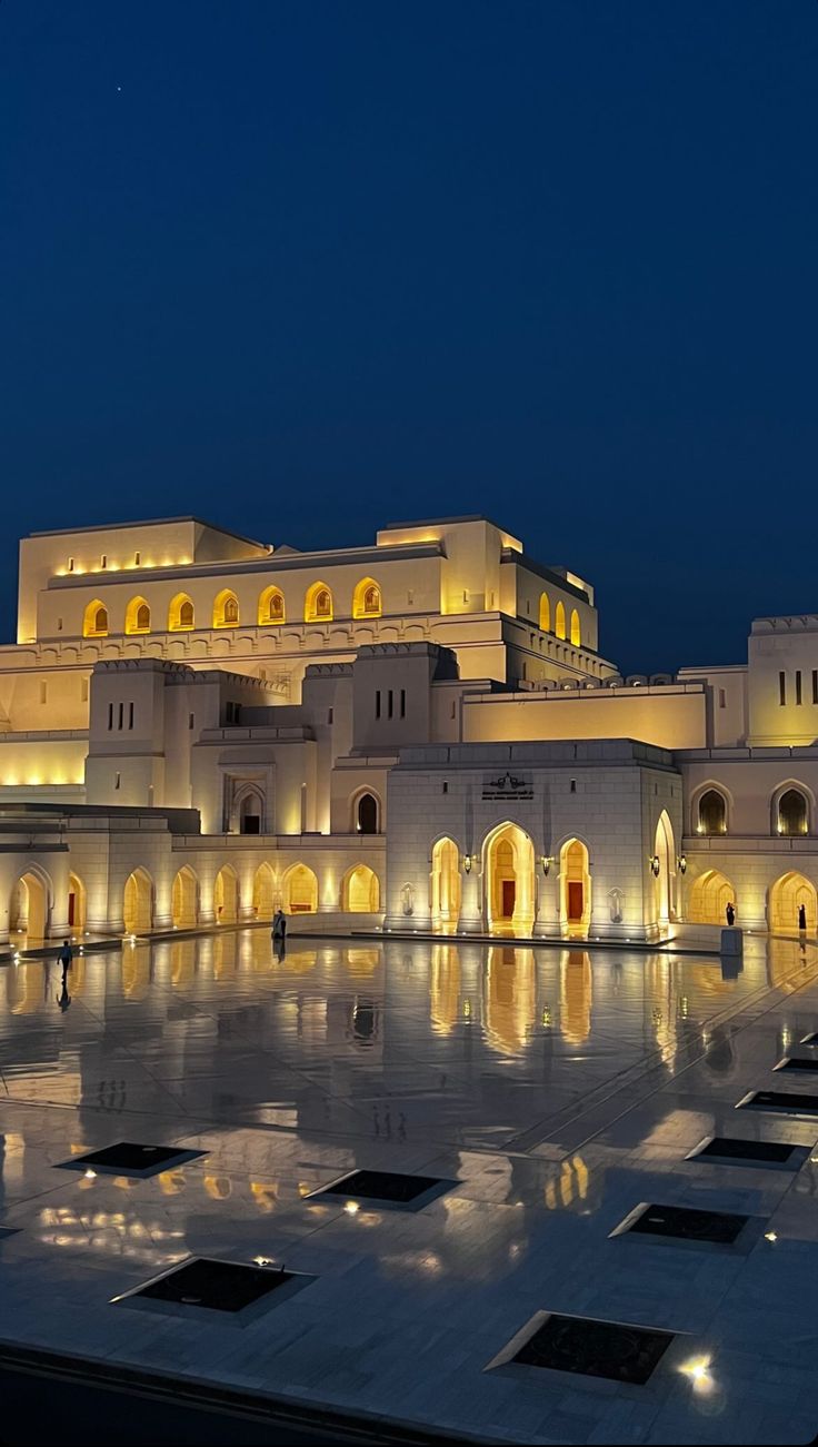 خانه اپرا در شب